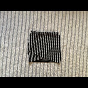 Mid-thigh pencil skirt